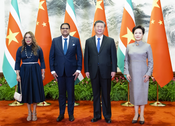 习近平同苏里南总统单多吉会谈1.jpg