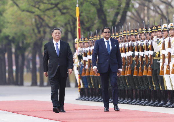 习近平同苏里南总统单多吉会谈4.jpg