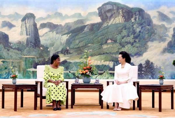 彭丽媛同刚果(布)总统夫人安托瓦内特茶叙_缩小大小.jpg