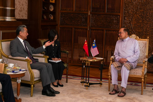 马来西亚总理安瓦尔会见王毅1_缩小大小.jpg