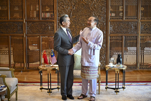 马来西亚总理安瓦尔会见王毅3_缩小大小.jpg